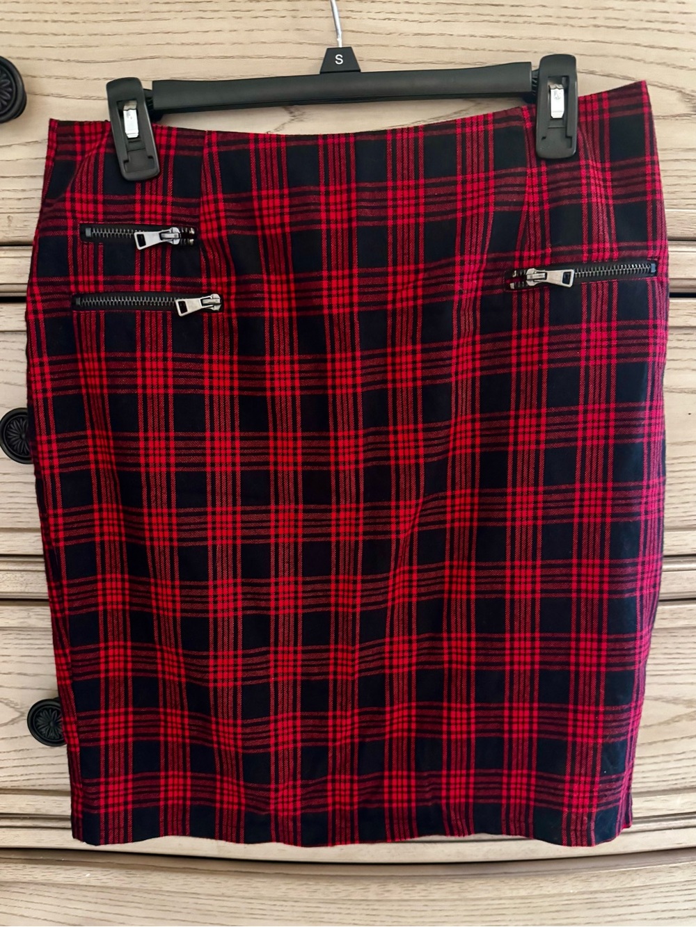 NWOT JustFab Red and Black Plaid Zip-Pocket Pencil Skirt